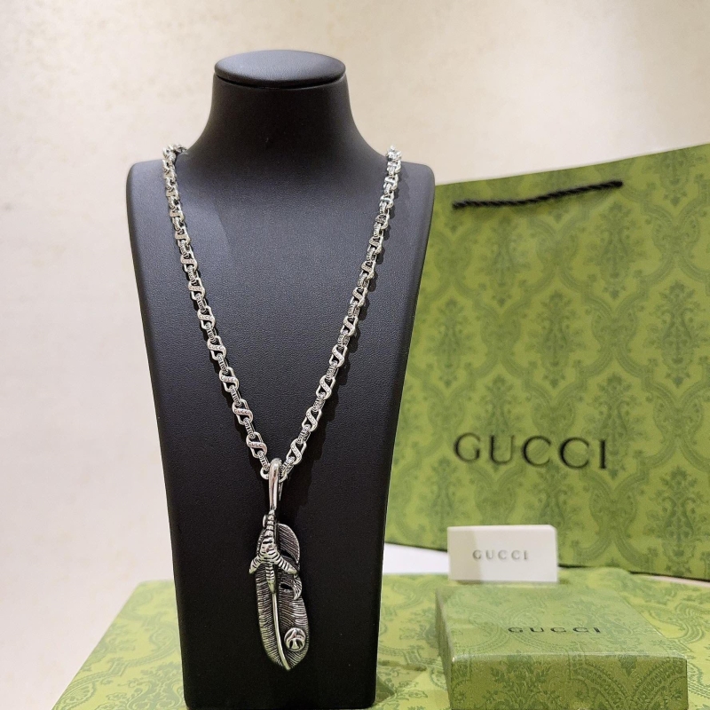 G*u*i necklaces